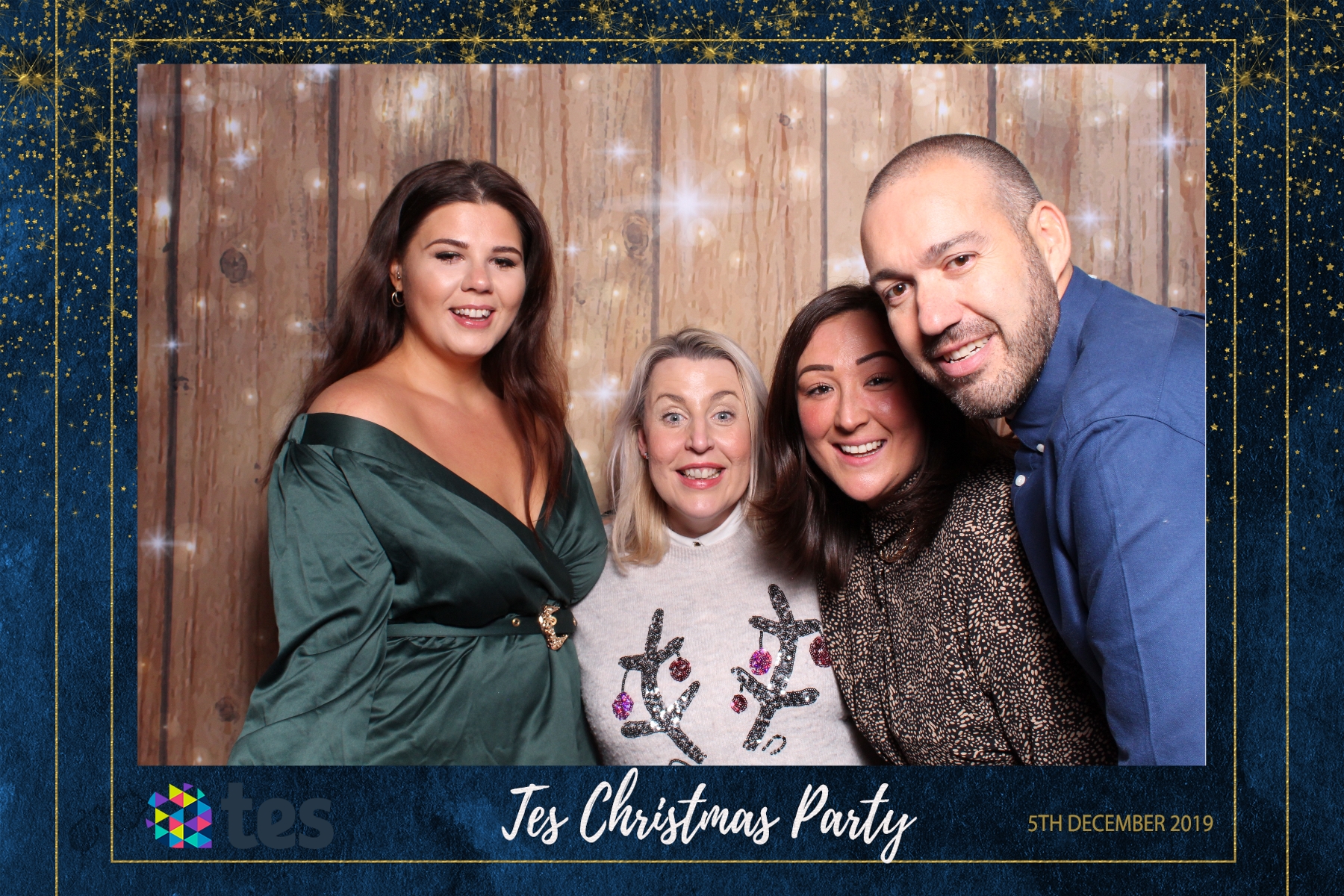 Tes Christmas party  | View more photos from the event at gallery.magicimages.uk/u/MagicImages/Tes-Christmas-party